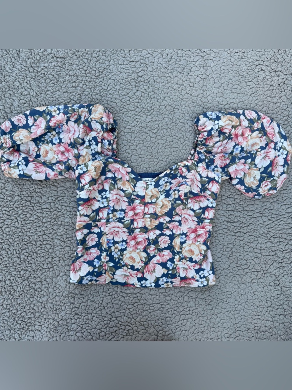 Abercrombie & Fitch Floral Puff-Sleeve Crop Top in Navy, Pink, Cream - Picture 2 of 4